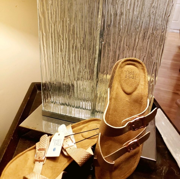 Gold flats - Picture 2 of 2